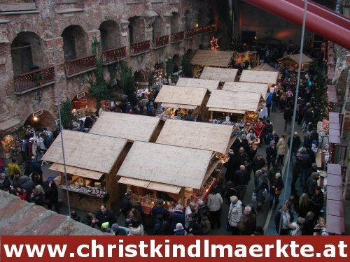 Aufsteirern-Weihnachtsmarkt am Schlossberg in Graz, Hütten im Innenhof